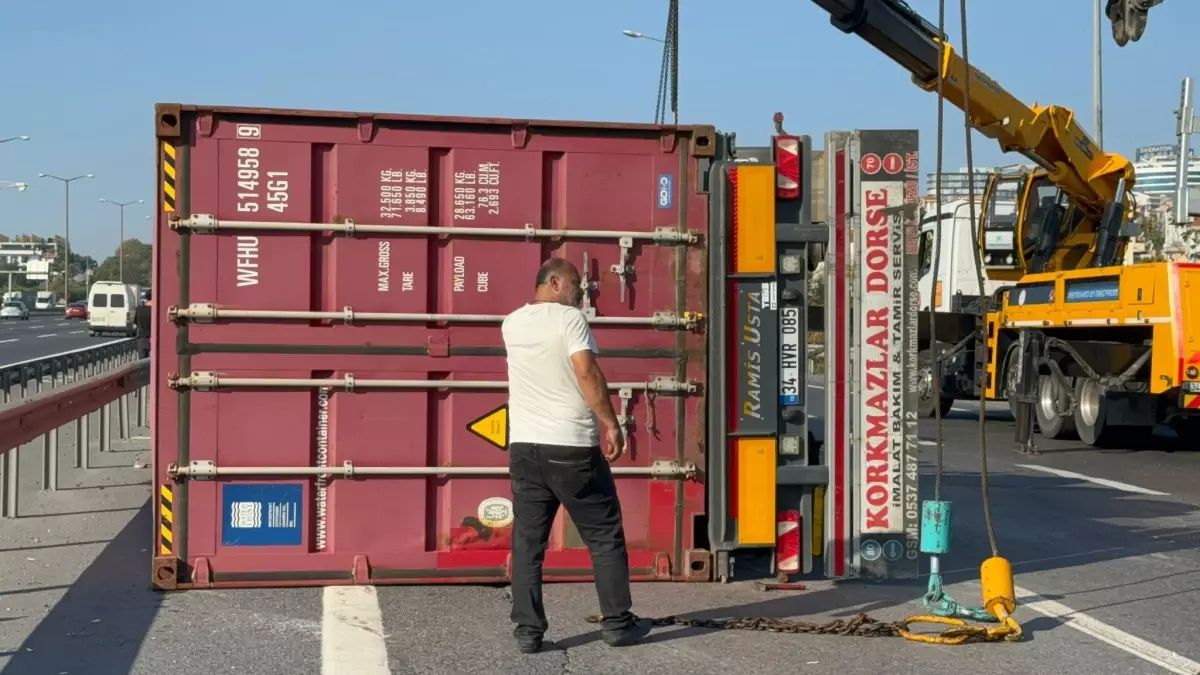 Avcılar’da TIR Devrildi, Yan Yol Kapatıldı