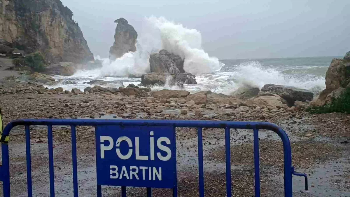 Karadeniz’de Fırtına: Dalgalar 15 Metreyi Buldu