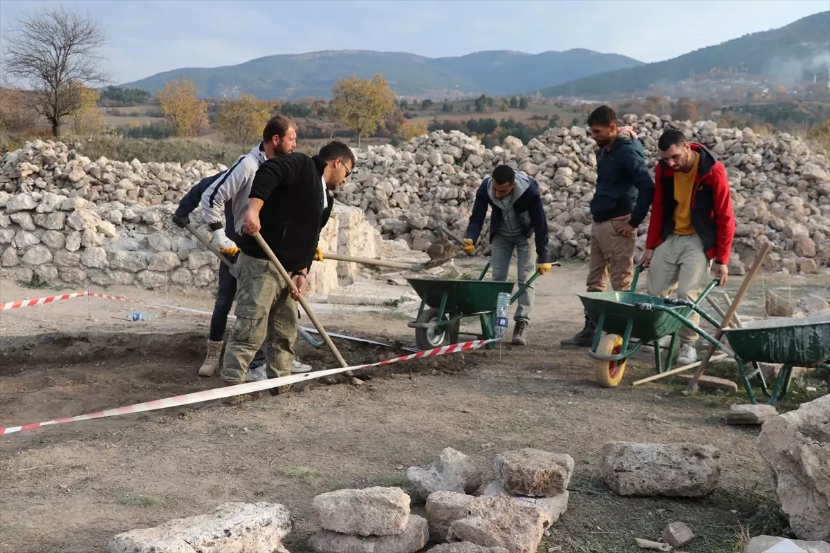 Hadrianopolis Antik Kenti’nde 1600 Yıllık Kolye Ucu Bulundu