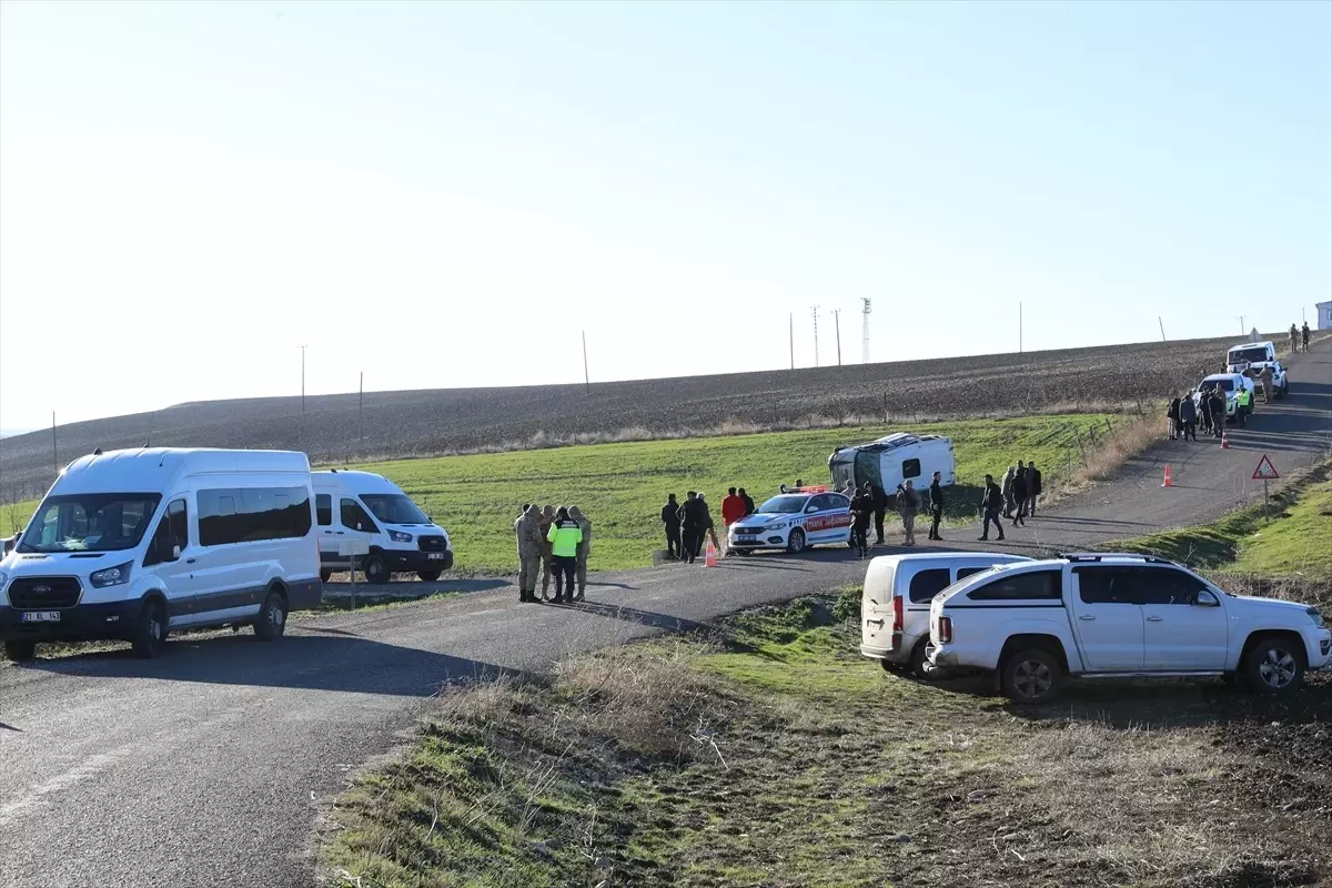 Diyarbakır’da öğrenci taşıyan minibüs devrildi: 9 yaralı